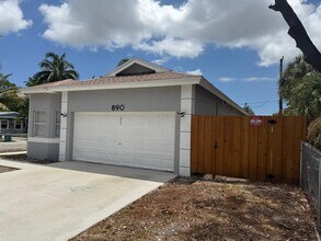 890 NW 25th Ave in Fort Lauderdale, FL - Building Photo - Building Photo