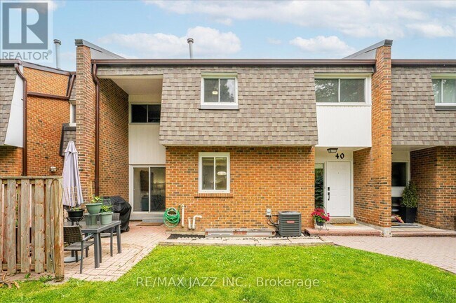 103 Dovedale Dr in Whitby, ON - Building Photo - Building Photo