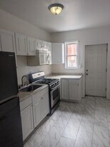924 S 4th St in Camden, NJ - Building Photo