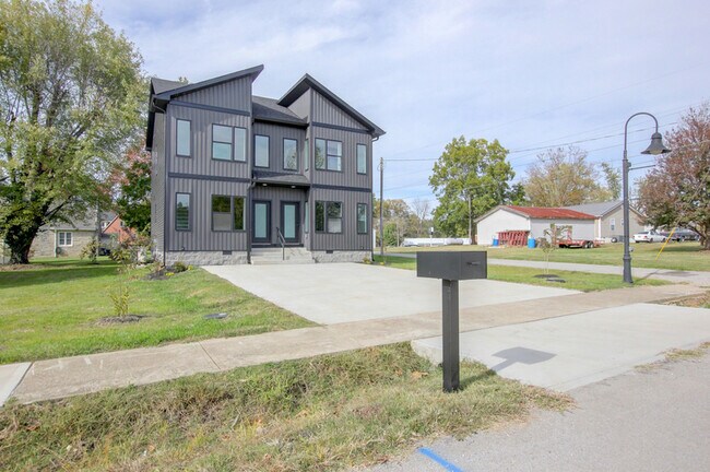 230 3rd St in Guthrie, KY - Building Photo - Building Photo
