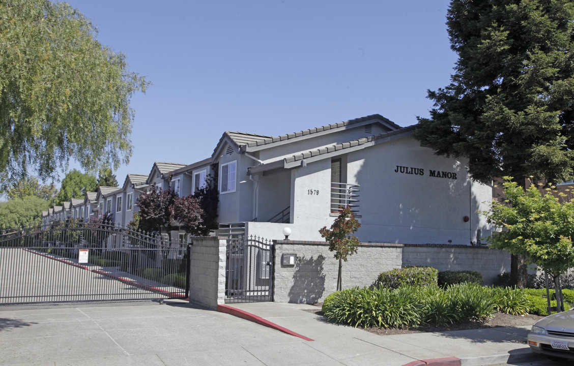 Julius Manor in San Leandro, CA - Building Photo