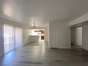 5221 River Glen Dr in Las Vegas, NV - Building Photo - Building Photo