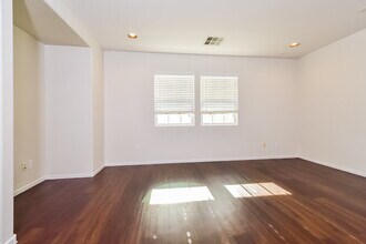 7453 Showy Ct in Las Vegas, NV - Building Photo - Building Photo