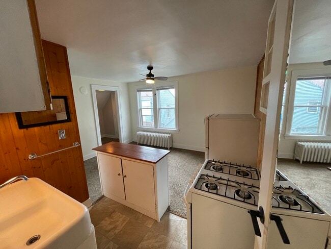 1815 N Astor St, Unit #A in Milwaukee, WI - Building Photo - Building Photo