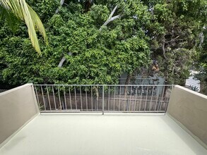 6345 Primrose Ave, Unit 7 in Los Angeles, CA - Building Photo - Building Photo