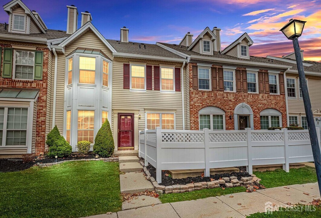 115 Albury Way in North Brunswick, NJ - Building Photo