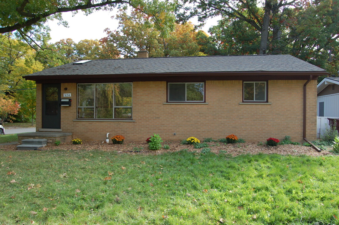 924 N Maple Rd in Ann Arbor, MI - Foto de edificio