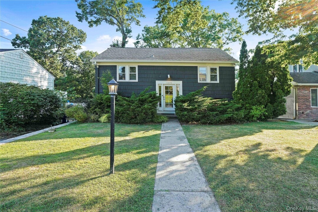 1319 Raleigh Rd in Mamaroneck, NY - Building Photo