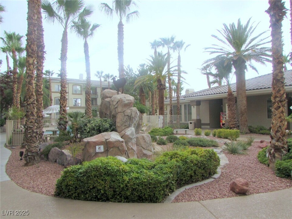 7151 S Durango Dr in Las Vegas, NV - Building Photo