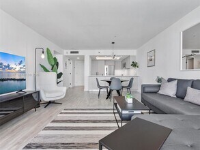 400 South Pointe Dr in Miami Beach, FL - Building Photo - Building Photo