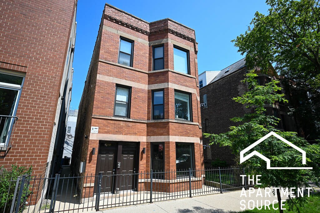 2013 N Hoyne Ave, Unit 1F in Chicago, IL - Building Photo