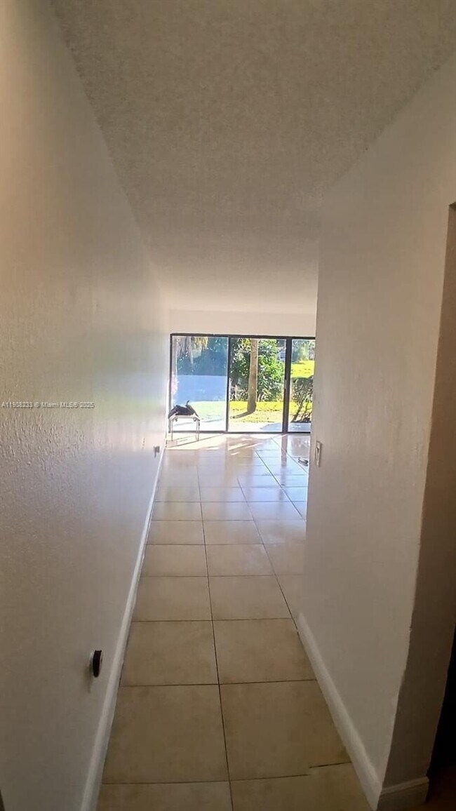 1562 Lake Crystal Dr in West Palm Beach, FL - Building Photo - Building Photo