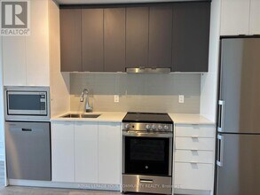 30 Upper Mall Wy in Vaughan, ON - Building Photo - Building Photo