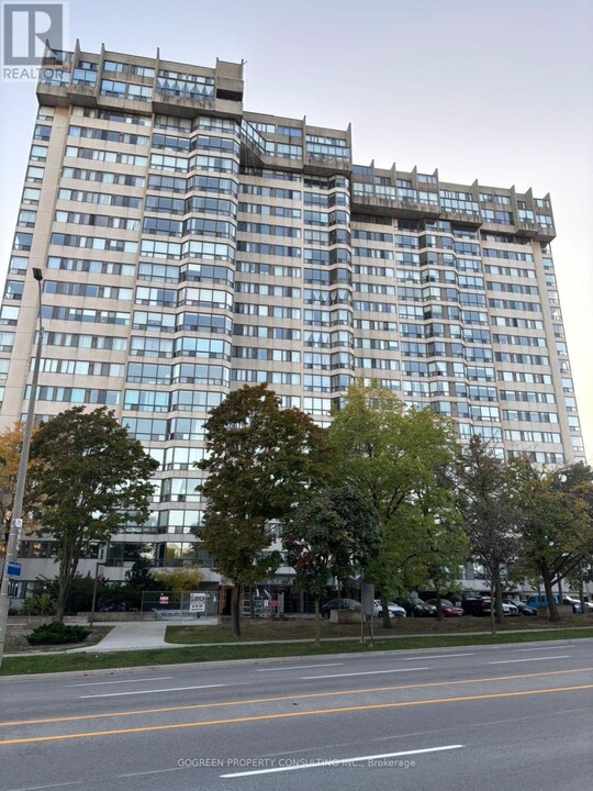 200-200 Robert Speck Pkwy in Mississauga, ON - Building Photo