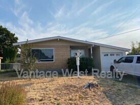 545 Hollydell Rd in Kelowna, BC - Building Photo