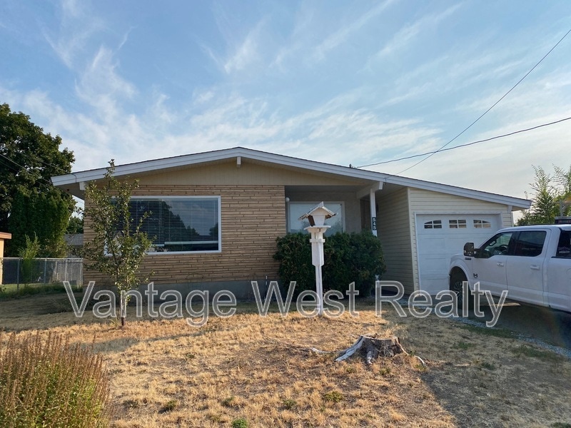 545 Hollydell Rd in Kelowna, BC - Building Photo