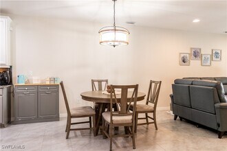 14888 Edgewater Cir in Naples, FL - Foto de edificio - Building Photo