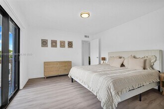 13210 Memorial Hwy in Miami, FL - Foto de edificio - Building Photo