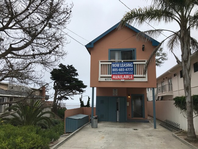 6773 Del Playa Dr in Goleta, CA - Building Photo - Building Photo