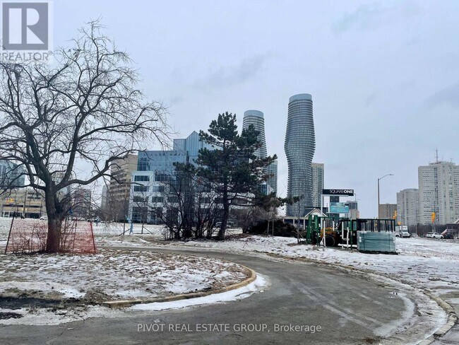 2 Erskine Rd in Mississauga, ON - Building Photo - Building Photo