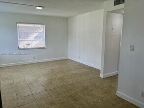 406 Lakeside Dr in Margate, FL - Building Photo - Building Photo