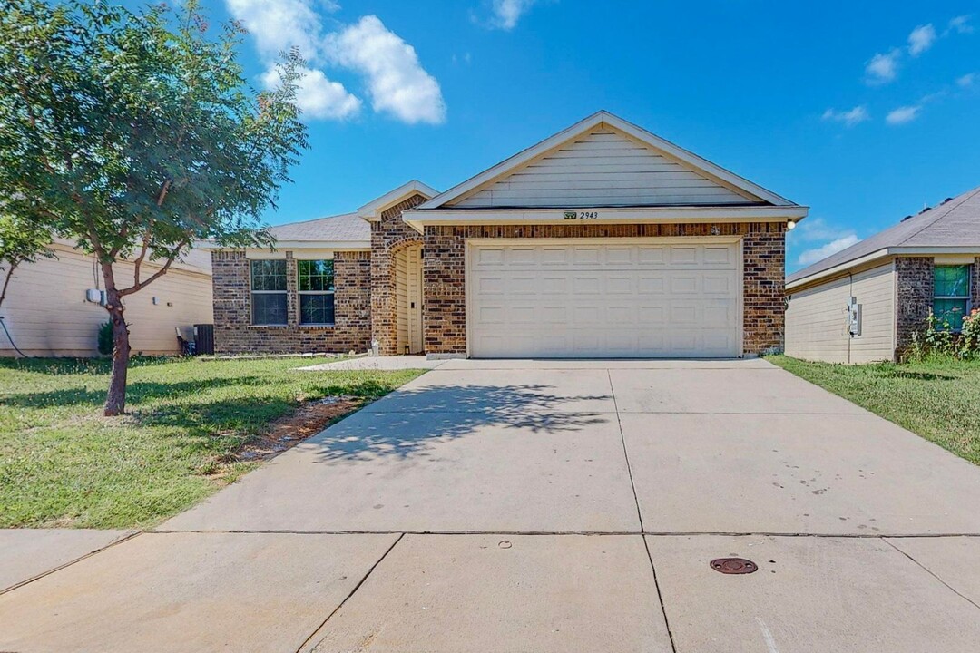 2943 St Bernard Dr in Dallas, TX - Building Photo
