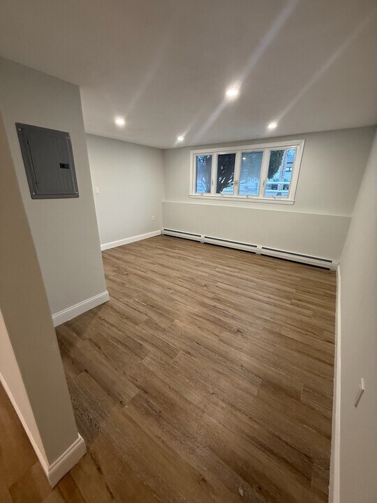 33 Bristow St, Unit 1 in Saugus, MA - Building Photo