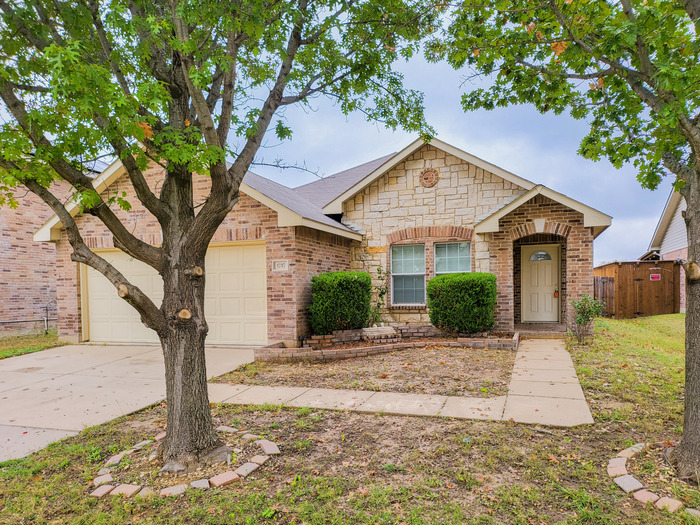 1717 Thorntree Ln in Justin, TX - Building Photo