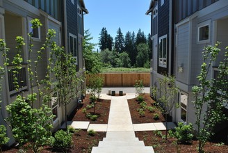 Heritage Terrace in Hillsboro, OR - Building Photo - Building Photo