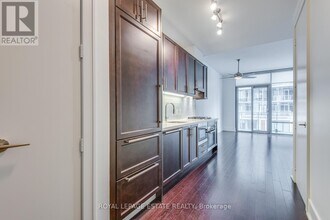 39 Queens Quay E in Toronto, ON - Building Photo - Building Photo