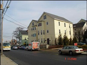 1057 N Main St in Fall River, MA - Foto de edificio - Building Photo