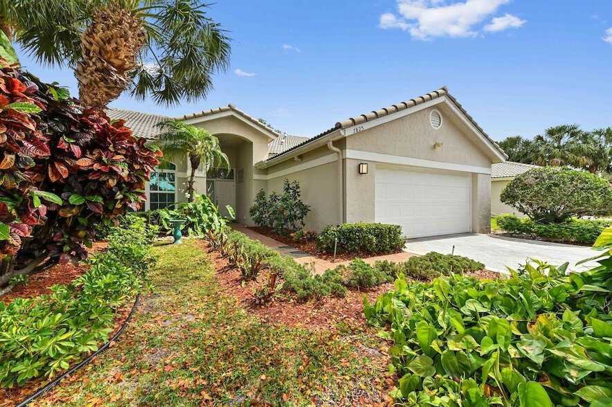 7825 Aberdeen Lakes Dr in Boynton Beach, FL - Building Photo