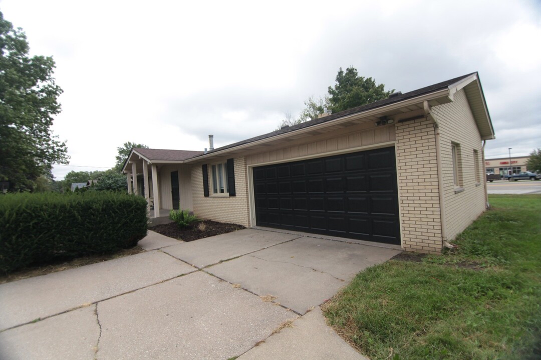 1359 W 53rd St in Davenport, IA - Building Photo