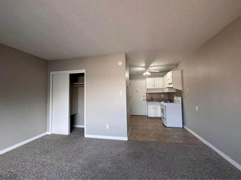 Style Manor in Edmonton, AB - Building Photo - Building Photo