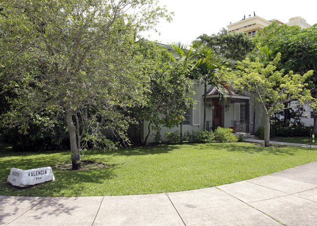 745 Valencia Ave in Miami, FL - Foto de edificio - Building Photo