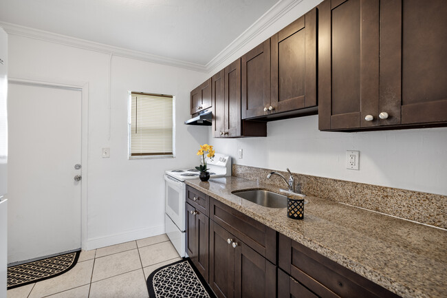 Carter Park Apartments in Fort Lauderdale, FL - Building Photo - Interior Photo