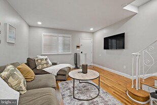 2126 S Iseminger St in Philadelphia, PA - Building Photo