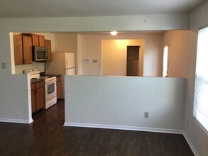 8045 Bach Dr in Indianapolis, IN - Foto de edificio - Building Photo