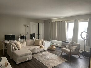 4434 N Oakland Ave, Unit 202 in Shorewood, WI - Building Photo - Building Photo