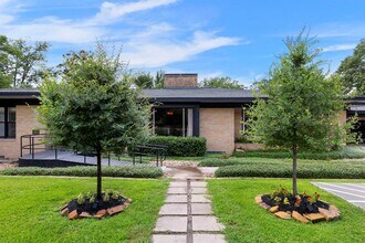 1403 N Thompson St in Conroe, TX - Building Photo - Building Photo