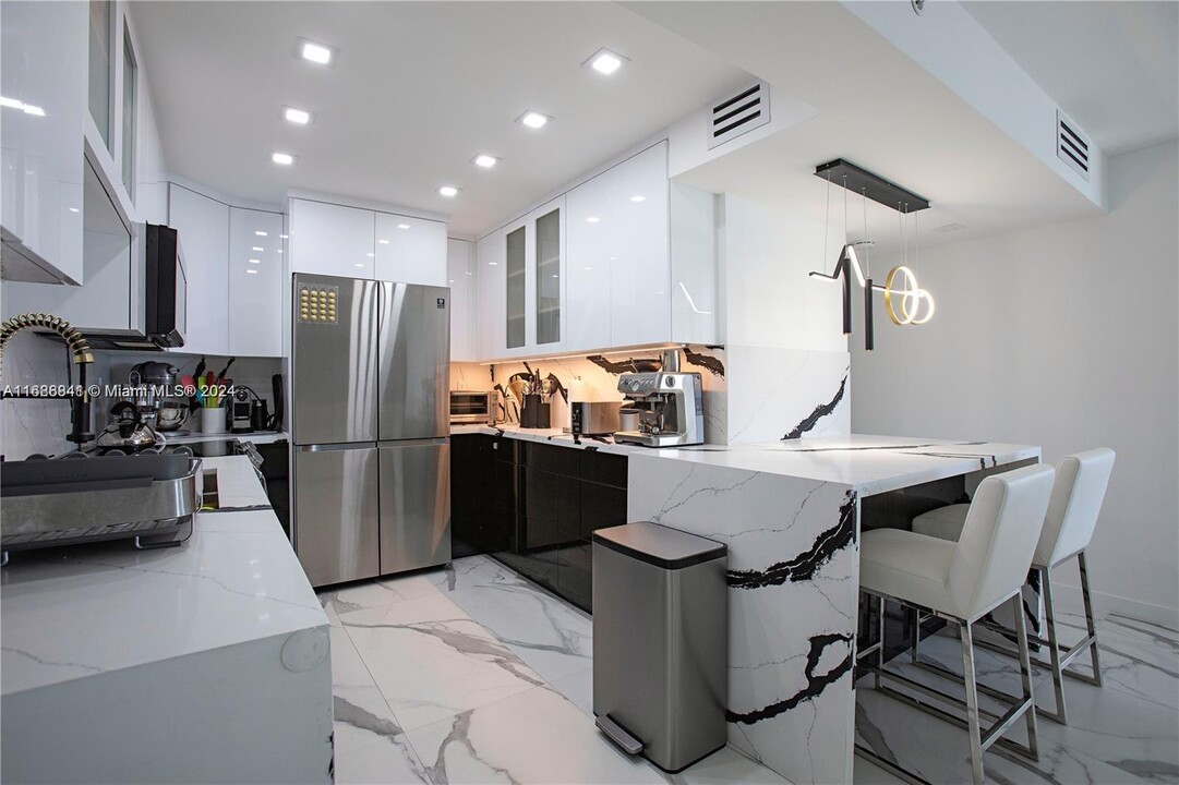 1623 Collins Ave, Unit 915 in Miami Beach, FL - Building Photo