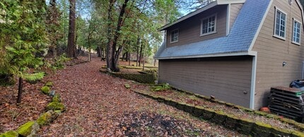 3033 Granite Hill Rd in Grants Pass, OR - Building Photo - Building Photo