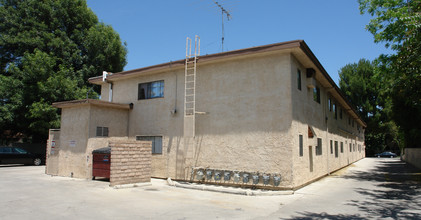 7045 Etiwanda Ave in Reseda, CA - Building Photo - Building Photo