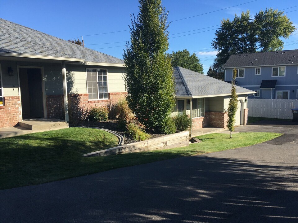 904 Speyers Rd in Selah, WA - Building Photo
