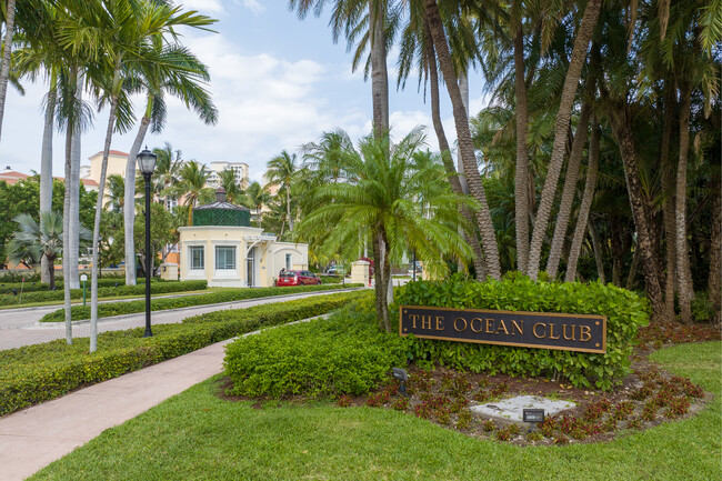 Resort Villas in Key Biscayne, FL - Foto de edificio - Building Photo