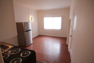 652 S Dunsmuir Ave in Los Angeles, CA - Building Photo - Building Photo