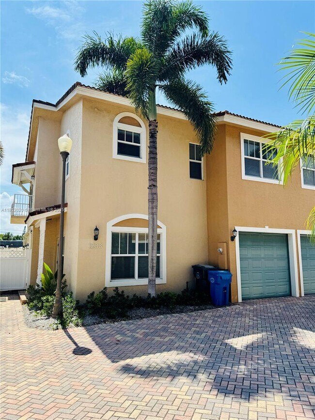 1233 NE 32nd St in Oakland Park, FL - Building Photo - Building Photo