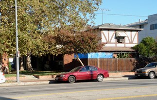 5648 Whitsett Ave in Valley Village, CA - Building Photo