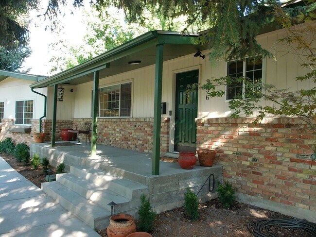 996 Thrushwood Dr in Logan, UT - Building Photo - Building Photo