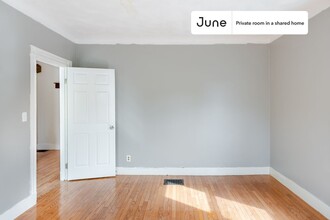Private bedroom in 6 bed/1.5 bath Home in Somerville, MA - Building Photo - Building Photo